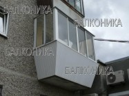 Типовой балкон 2.4м с выносом, боковые створки раздвижные.