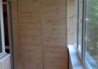 Шкаф широкий для большой лоджии с распашными дверцами, фото1